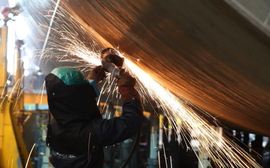 정부와 지자체, 조선사들이 조선업 인력난 문제를 해결하기 위해 노인, 외국인, 여성까지 현장에 투입하고 있다. 사진은 조선소에서 근무하고 있는 노동자 모습. 연합뉴스